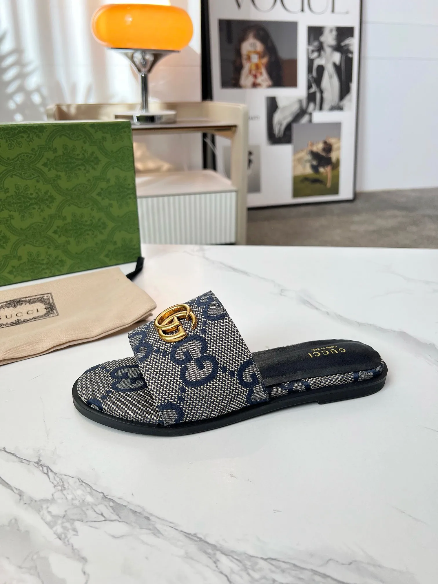 👟👟Ex-factory price 380👟👟 GUCCl 2025 spring and summer new style casual interlocking double G sandals for women. This piece is from the Gucci Lido collection, and its design is inspired by the summer style and beach clubs of the Italian coast. Archive designs from the 1970s infuse the brand with glory. Get inspired by this iconic era. The "Gucci March of Love" series continues to explore the aesthetic connotation of the brand's archived logos in a new way, while at the same time embracing the classic elegance and charm. Code Number: 35-43#